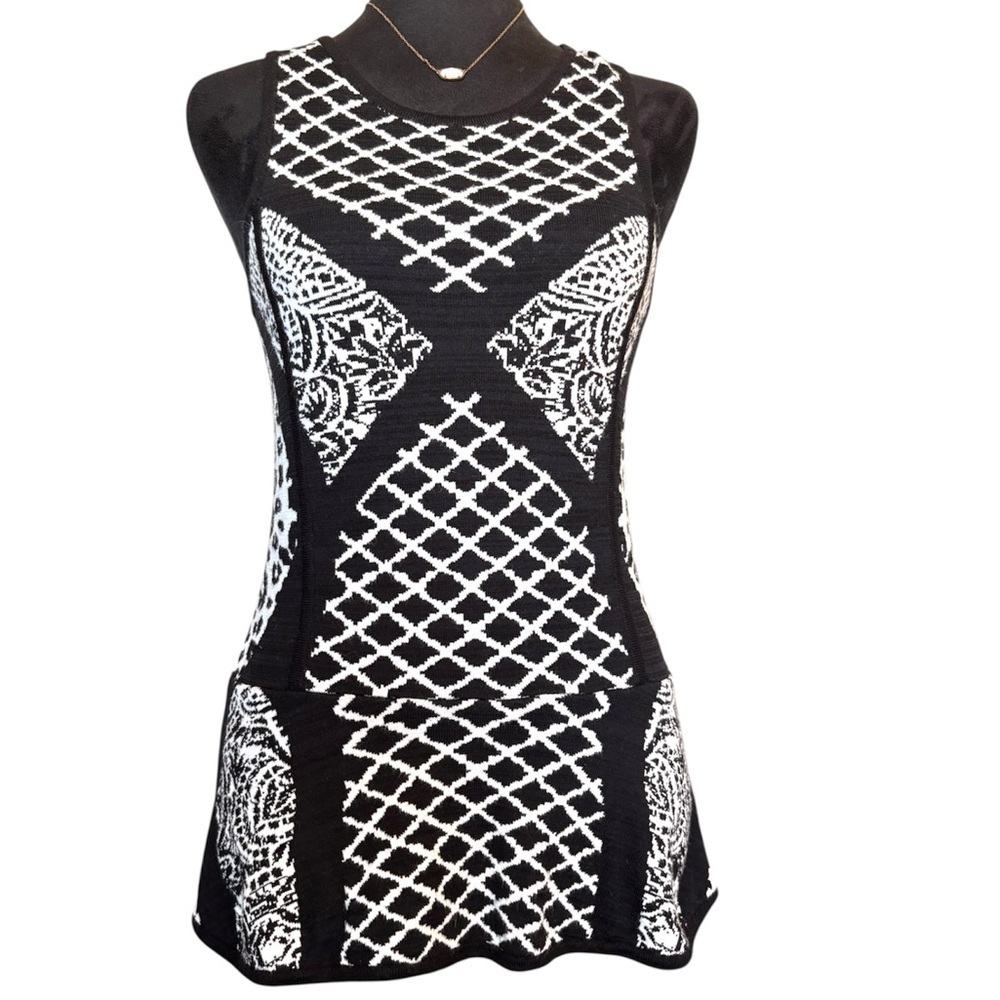 Artelier Small Black & White Geometric Sleeveless Tank Top